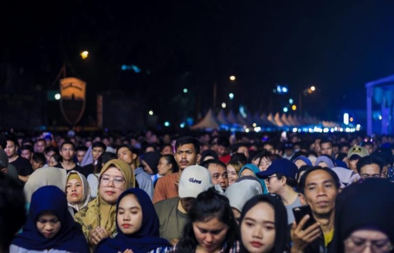 Ribuan Warga Tumpah Ruah Saksikan Pesta Kembang Api Pergantian Tahun di Medan